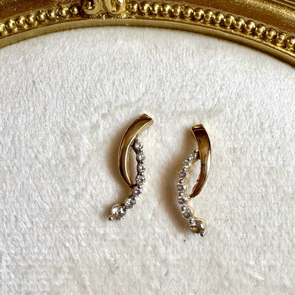 Elegant Yellow Gold & Diamond Earrings In Excellent Cond with Butterfly Backs - Picture 2 of 5